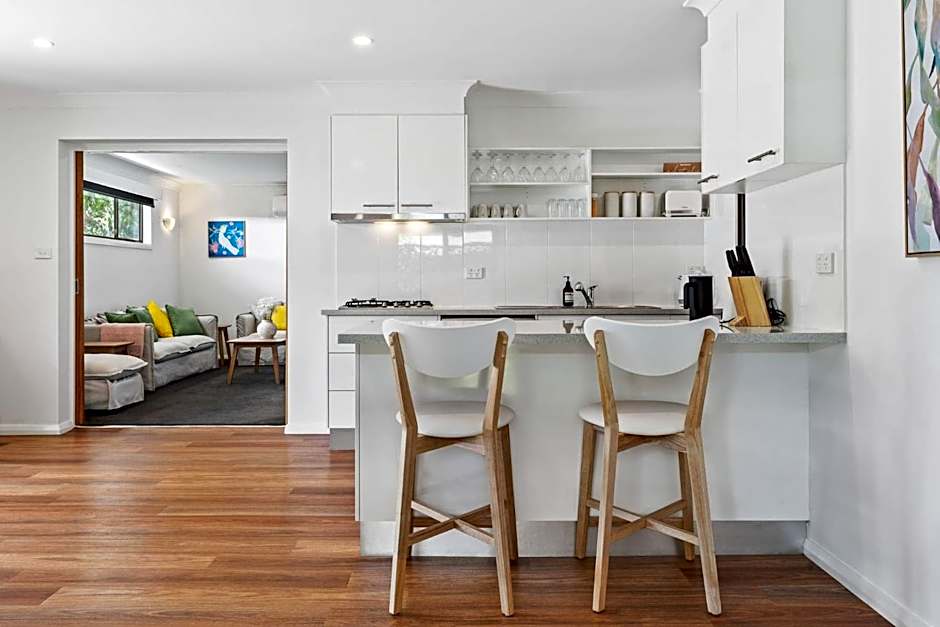 Robinia Guest House - Warmth & Minimalism