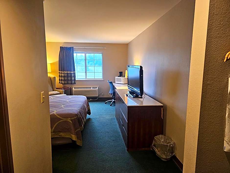 Super 8 by Wyndham Ava