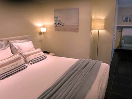 Two Connecting Double Rooms with Two Bathrooms with Terrace