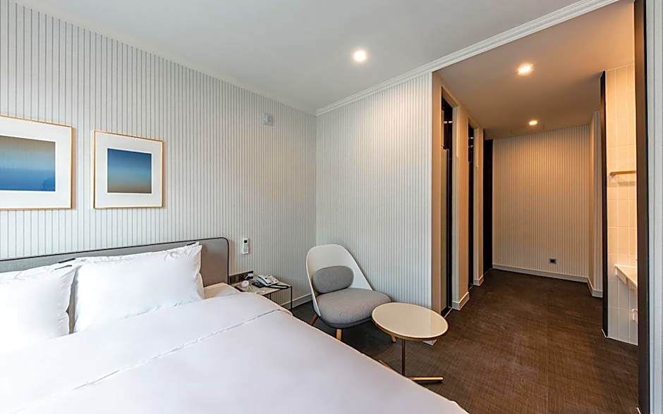 Brown-Dot Hotel Deokcheon