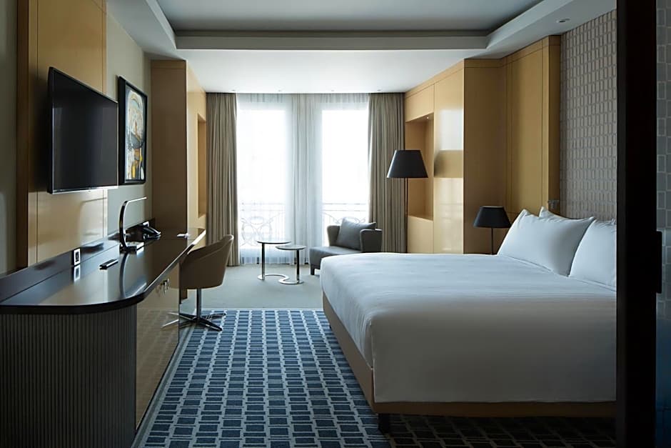 Photo 1 of 11 of Executive 1 King Bed