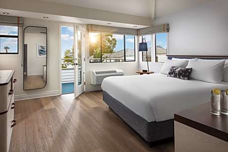 Standard King Room with Ocean View