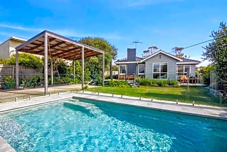 Torquay Springs with pool 600m to beach