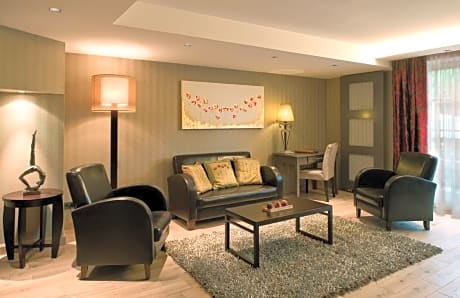 Family Room with Spa Access