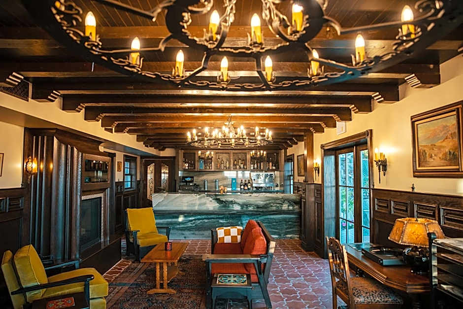 El Caminante Bar & Bungalows