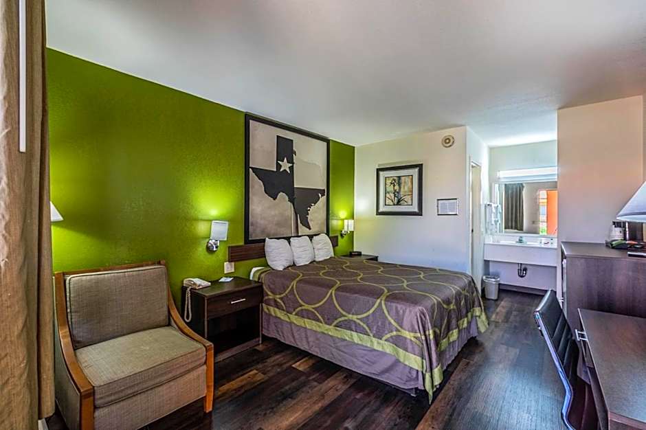 Photo 1 of 8 of 1 Queen Bed, Smoking