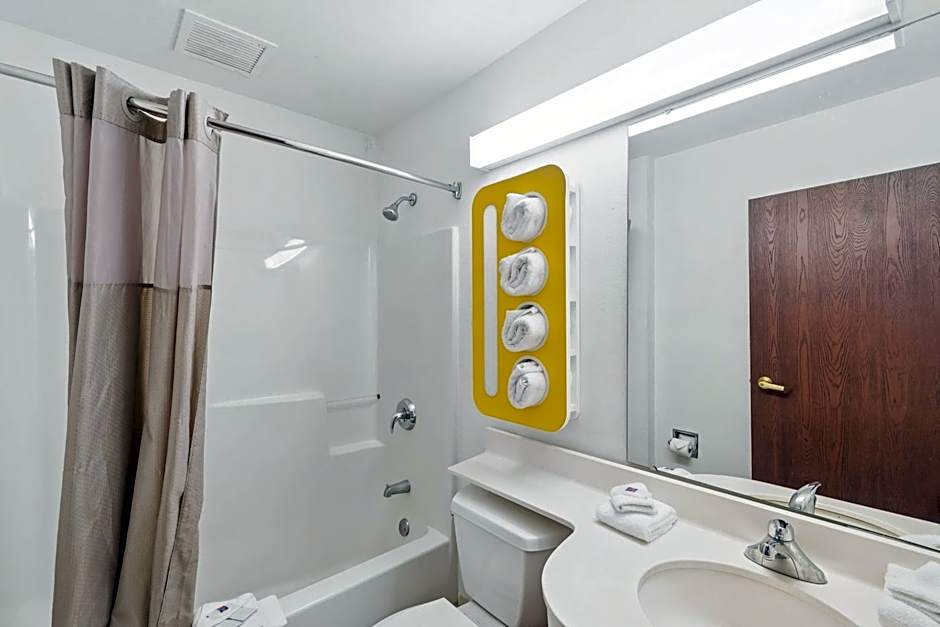 Motel 6-Huron, OH - Sandusky