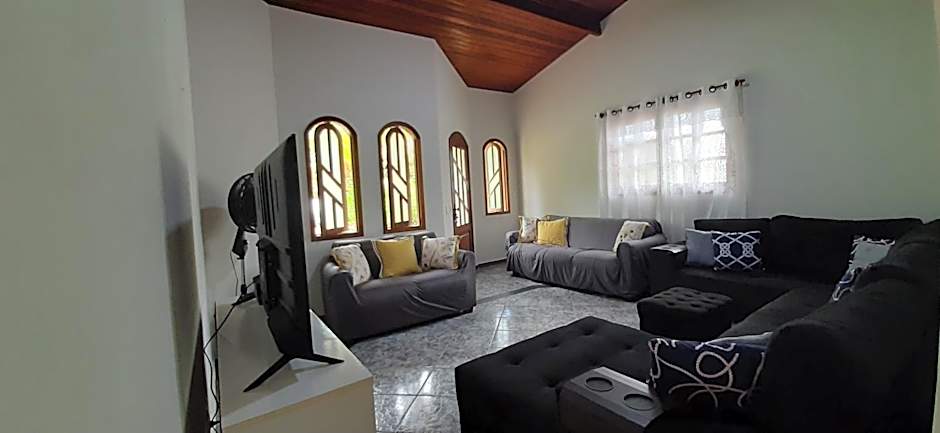 Caso em condomínio com lago, serra, campo e mar