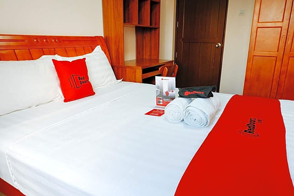 RedDoorz Plus near Camella La Brisa Lapulapu