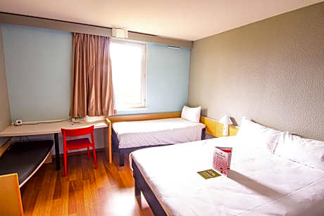 Standard Room with One Double Bed and One Single Bed