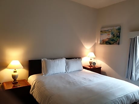 Double or Twin-Traditional-Ensuite with Shower-Street View