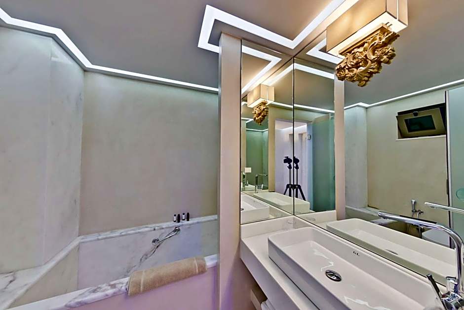 Royal Marmin Bay Boutique & Art Hotel