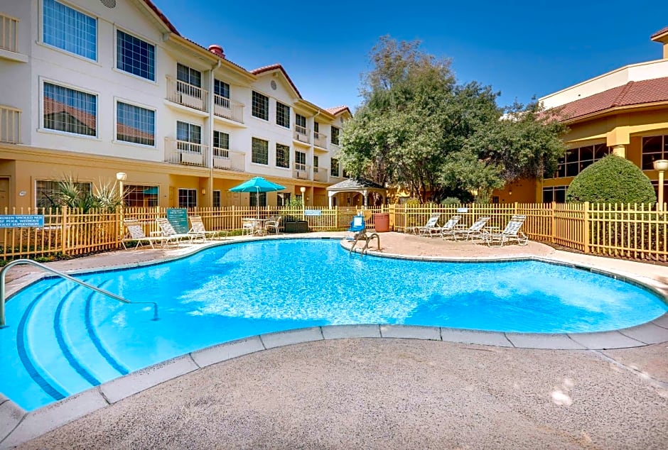 La Quinta Inn & Suites by Wyndham Dallas Addison Galleria