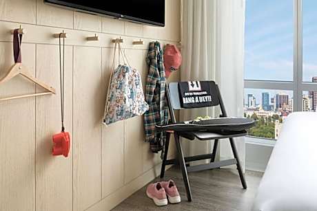 Center stage Queen Room with City View - Hearing Accessible