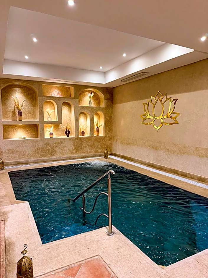 Intouriste Hôtel & Suites