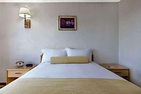 Queen Room - Disability Access/Non-Smoking