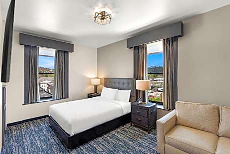 Queen Room - Non Smoking/Interior Hall