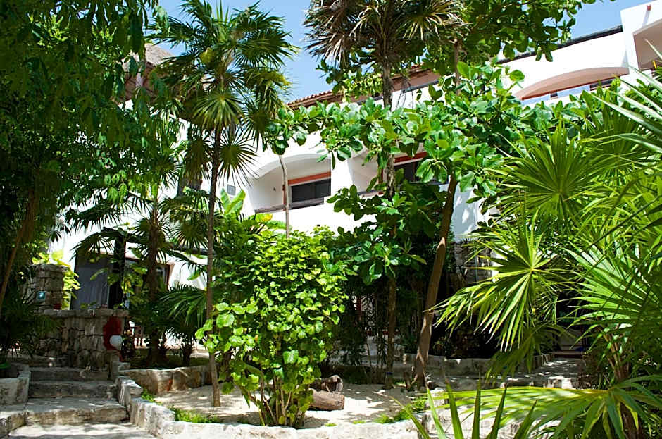Pelicano Inn Playa del Carmen - Beachfront Hotel