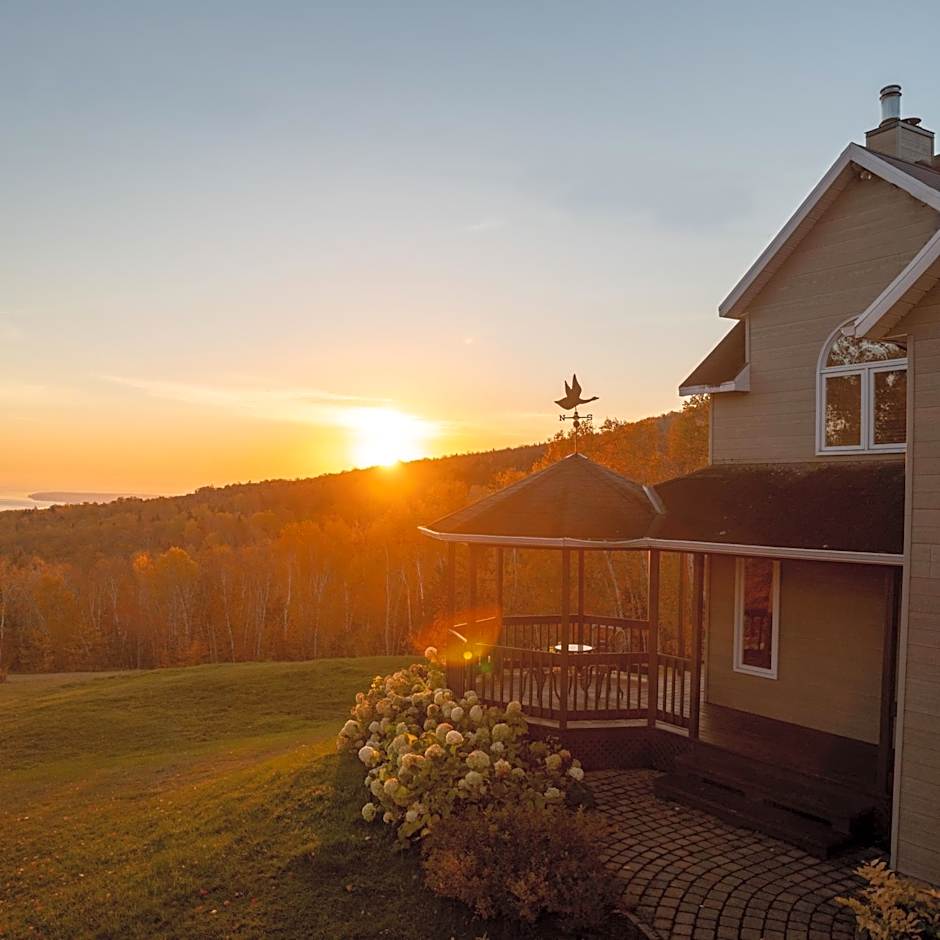 Idyllic Nature Retreat - Hot tub and Scenic Views