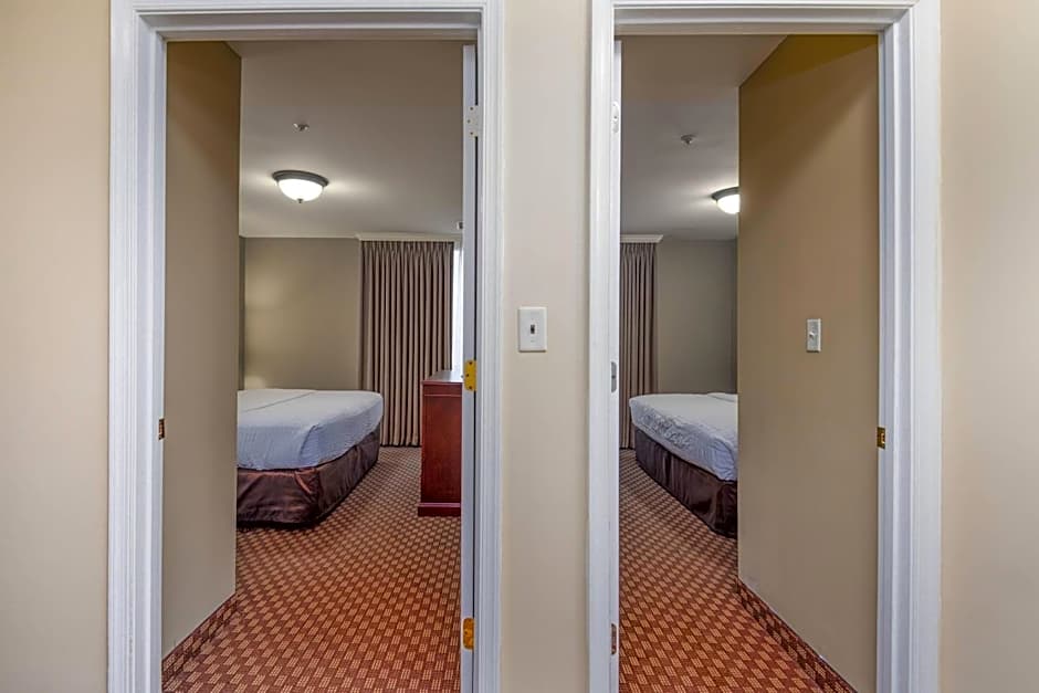 Clarion Collection Arlington Court Suites Hotel