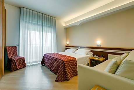 Deluxe Room with One Queen and One Single Bed - Balcony/Non-Smoking