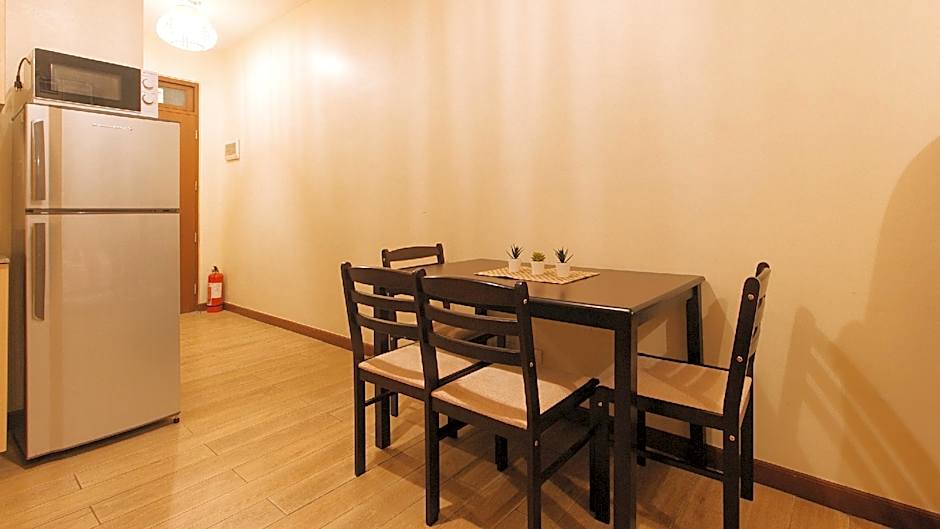 RedDoorz Plus @ Cuarto Verde Staycation