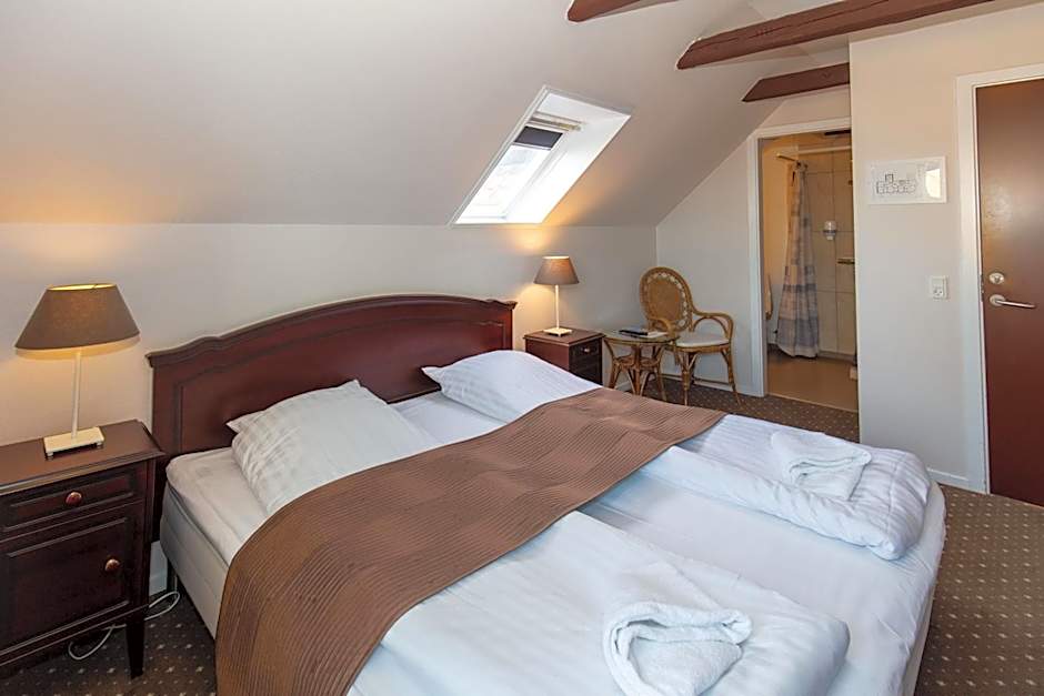 Photo 1 of 4 of Double Room