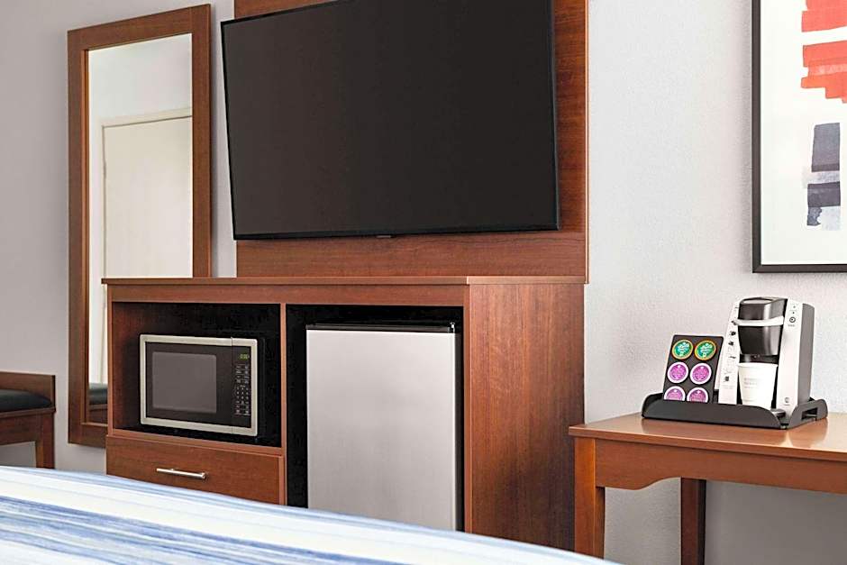 AmericInn by Wyndham Williamsburg