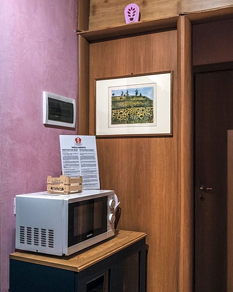 Bulldog Station Apartments with private WC, AC, TV