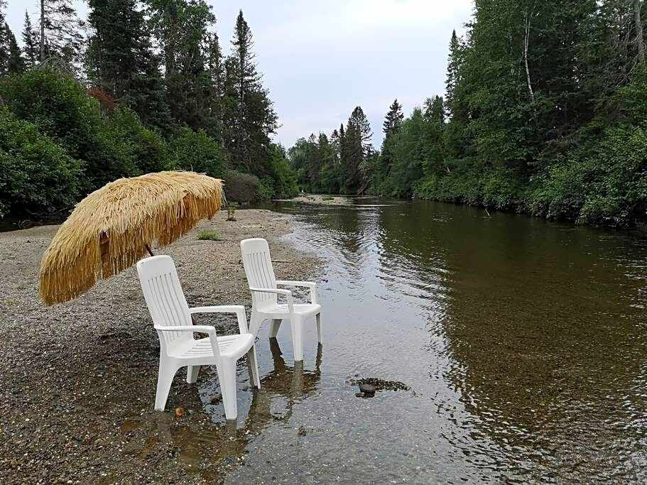 Refuge Rustic bordé par rivière et la nature