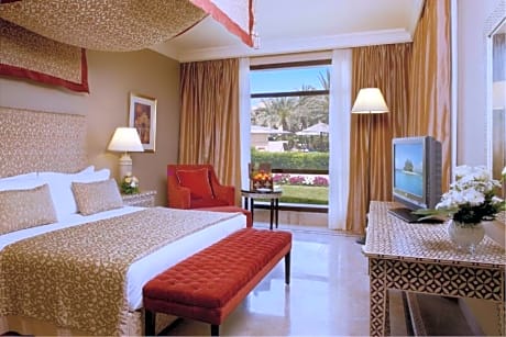 Al Bawadi Suite Queen Bed Side Sea View