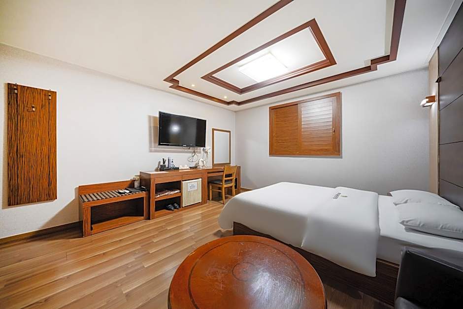 Metro Pol Tourist Hotel