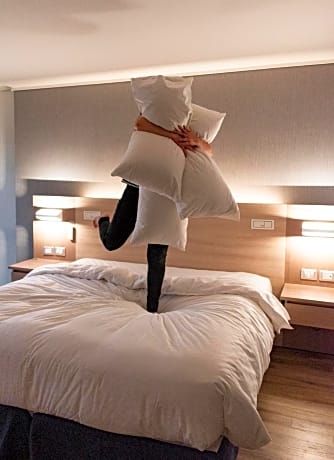 Premium Deluxe Twin Room with City View - Upper Floor