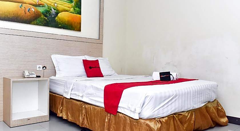 RedDoorz Plus near Sultan Hasanuddin Airport