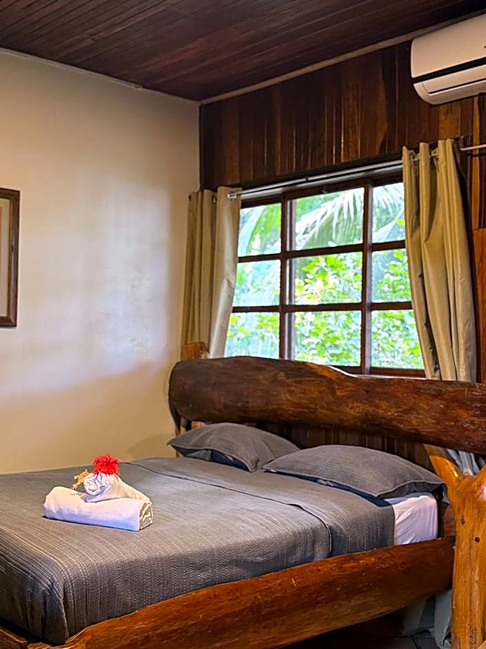Hotel La Isla Inn
