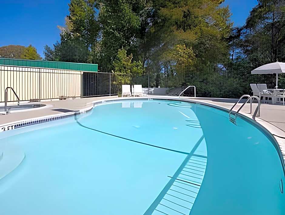 Creekside Inn & Suites