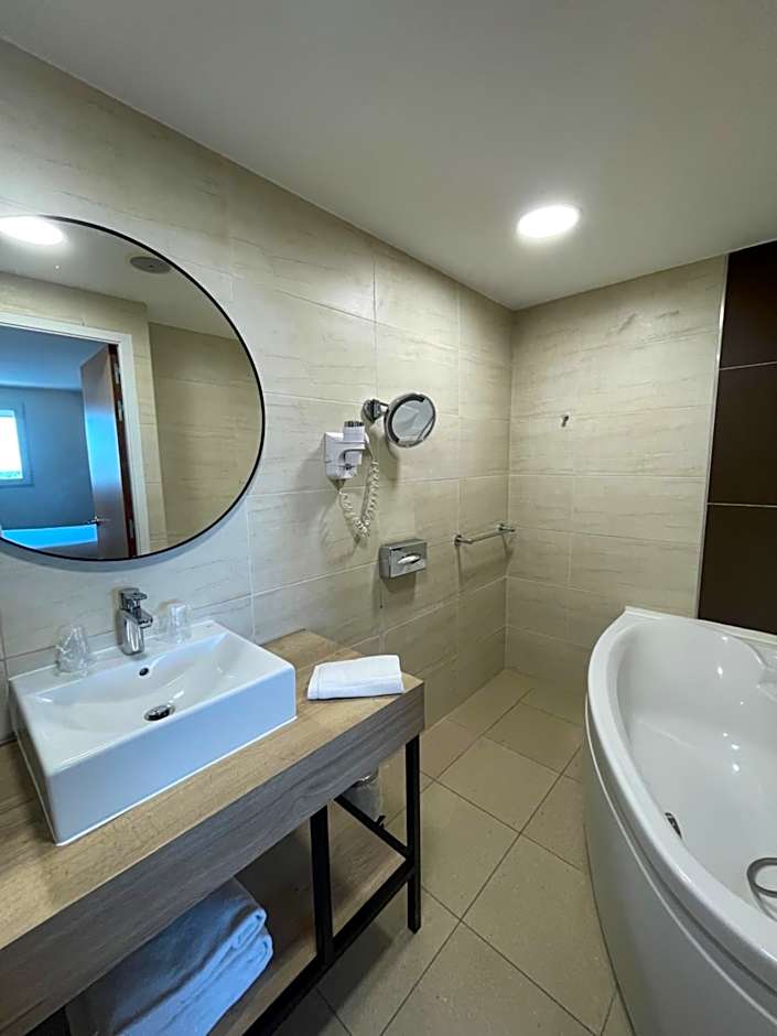 Kyriad Prestige Montpellier Ouest - Croix D'argent
