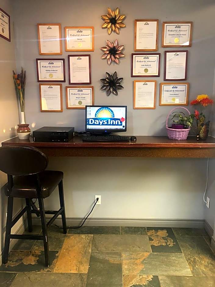 Days Inn by Wyndham Hinton