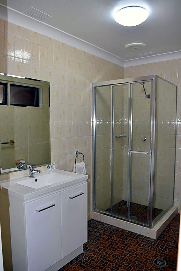 Ten Dollar Town Motel