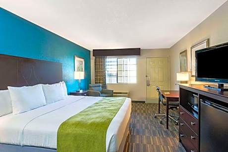 Standard King Room - Non-Smoking