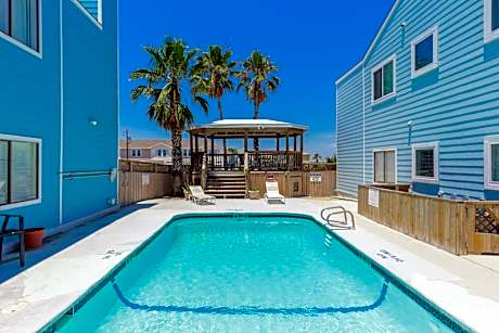 Affordable family condo -walking distance to beach by Mustang Island, Sleeps Four, 2025 Traveler Award