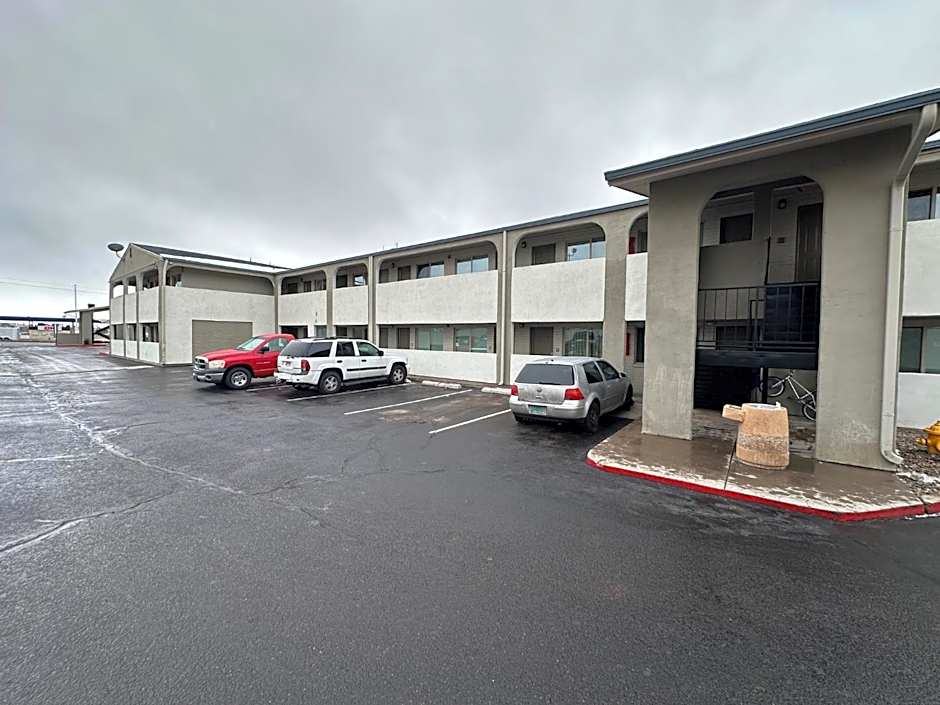 Desert Sands Inn & Suites