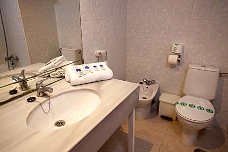 DOUBLE JUNIOR POOL VIEW (2 ADULTS + 1 CHILD)