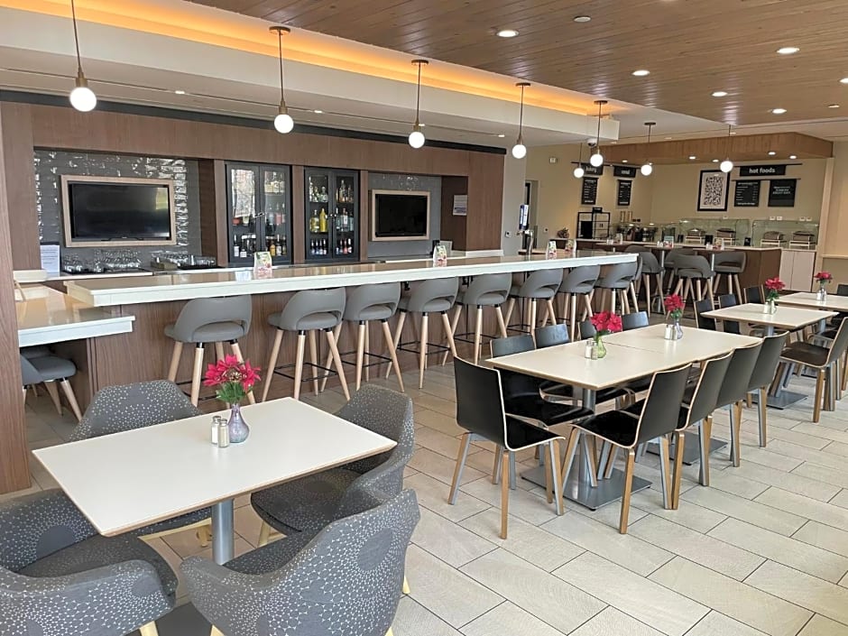 Holiday Inn Atlanta-Gas South Arena Area, an IHG Hotel By IHG