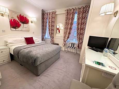 Room with a double bed and 1 single bed
