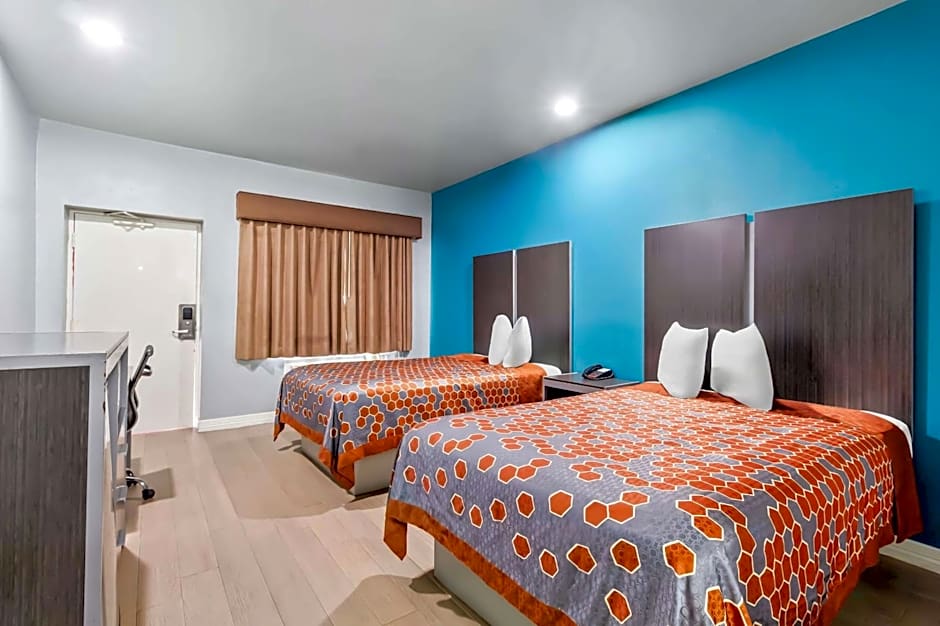 Econo Lodge Inn & Suites