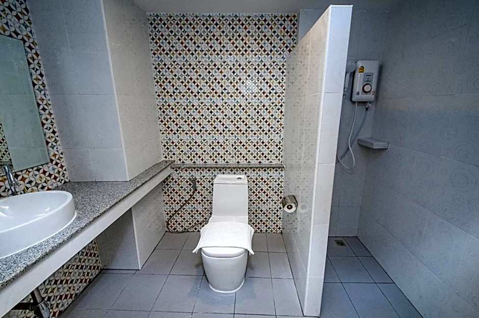 The charlotte smart hotel lopburi