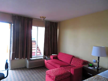 King Room with Roll-In Shower - Mobility Accessible/Smoking