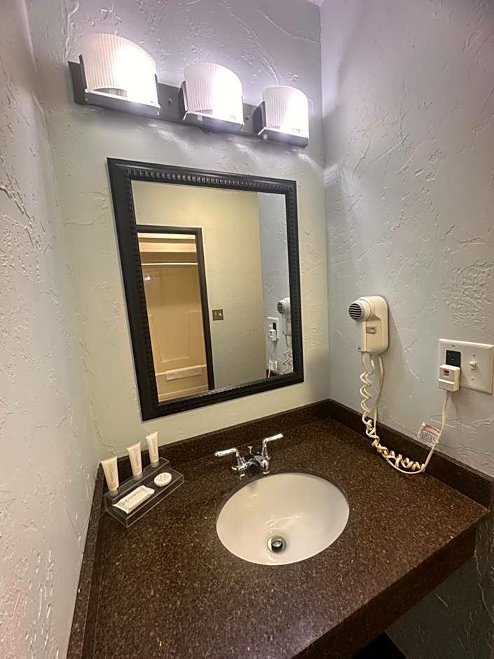 Pictured Rocks Inn and Suites