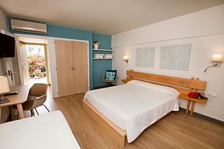 Family Room (2 Adults + 1 Child)